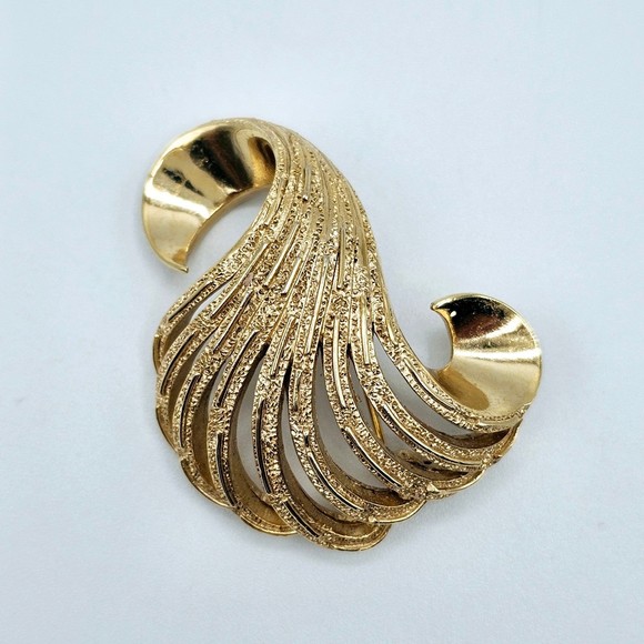 Crown Trifari Brooch Textured Goldtone Feathered Swirl Estate Pin Vintage - Picture 8 of 8